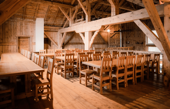 mobilier tables chaises bancs de cérémonie mariage tout inclus