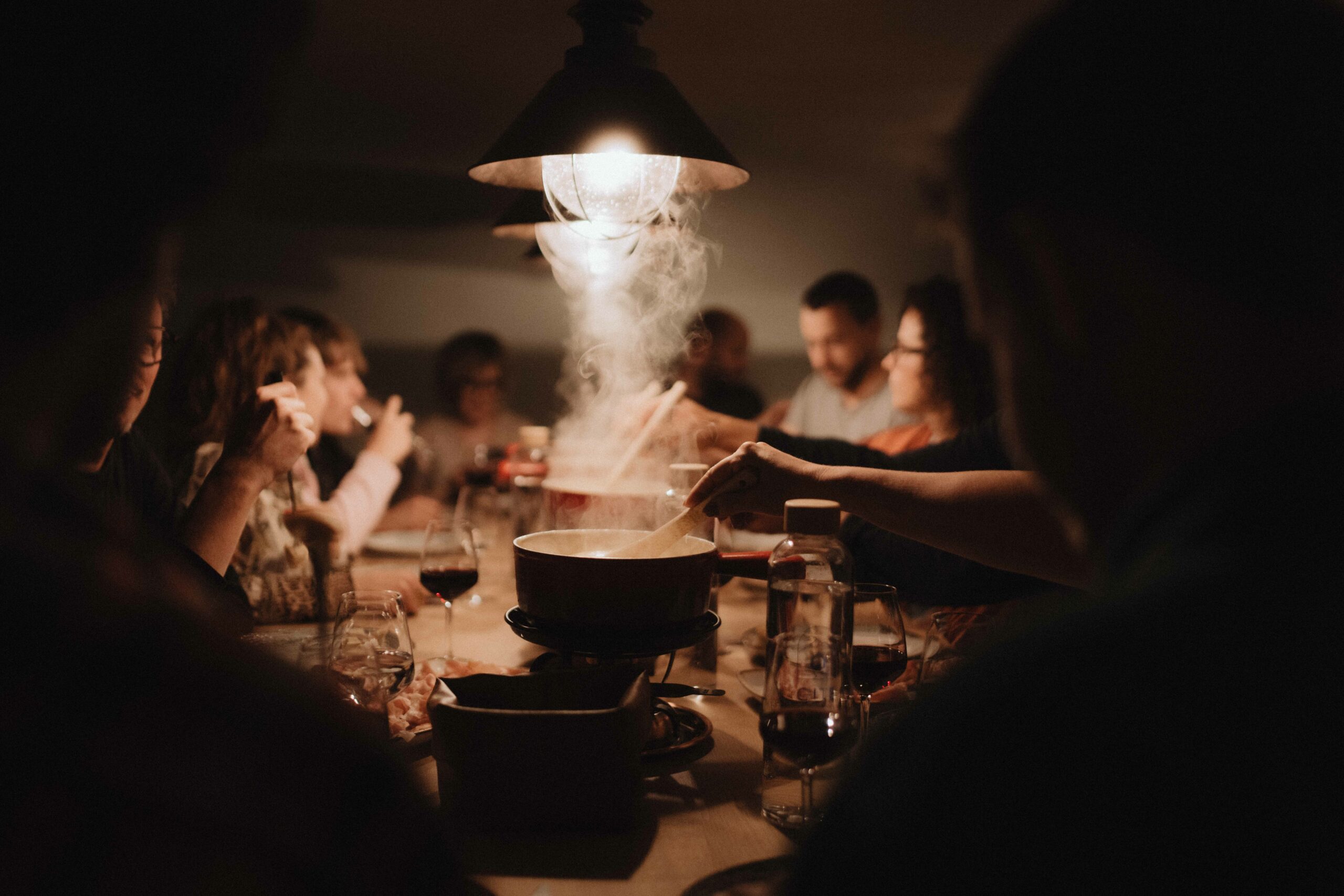 Soirée fondue au Gîte du Passant, chalet de mariage en Haute-Savoie